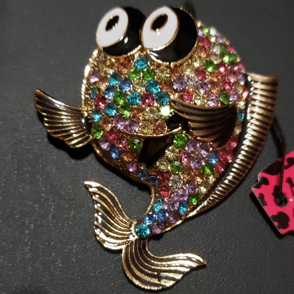 NWT CRYSTAL BIG EYES FISH PIN BY BETSEY JOHNSON
